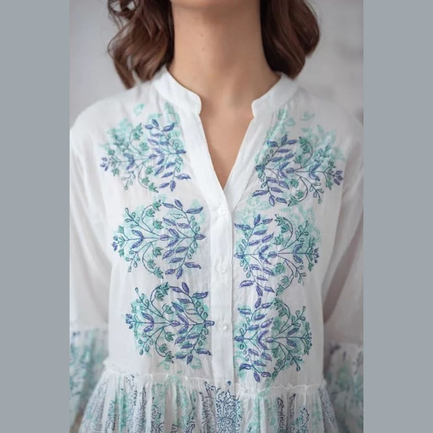 Kurzes weiß-blaues Kleid aus Baumwolle im Boho-Stil