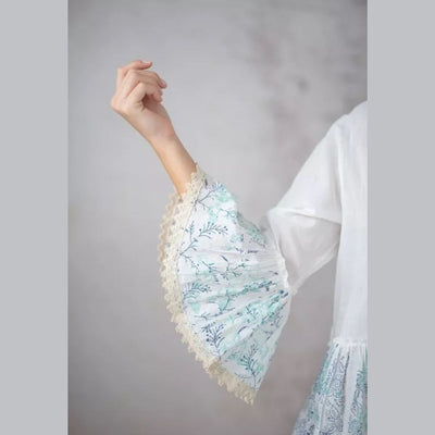 Kurzes weiß-blaues Kleid aus Baumwolle im Boho-Stil