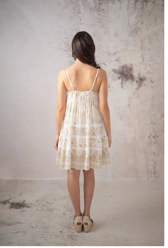 Kurzes ecrufarbenes Kleid mit quadratischem Ausschnitt